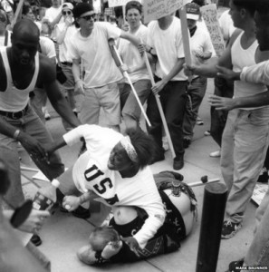 Keshia Thomas, afro-americana, difende un membro del Ku Klux Klan dal pestaggio.